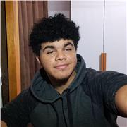 Professor profissional com experiência tanto em aulas online quanto em aulas presenciais